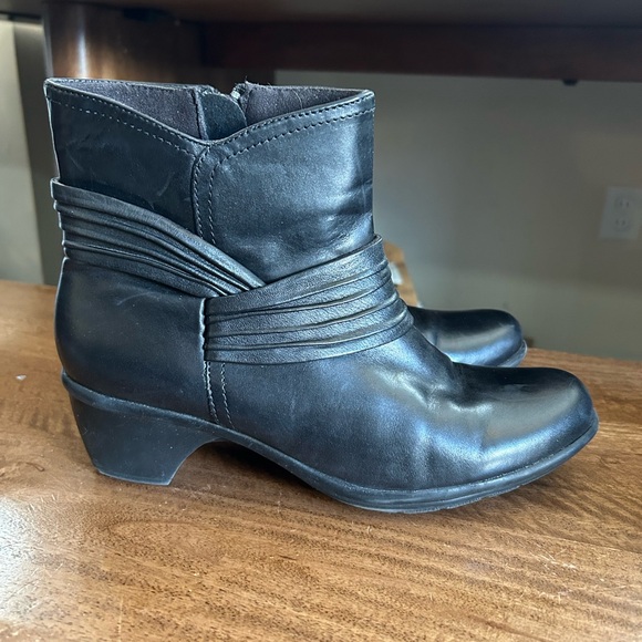 Clarks Shoes - Clarks Black Ankle Heeld Booties Leather Size 8.5 Women’s